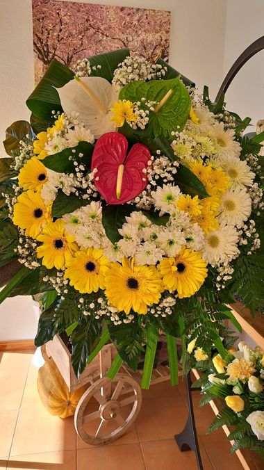 arranjos florais personalizados para cerimónias fúnebres, homenagens e datas comemorativas.