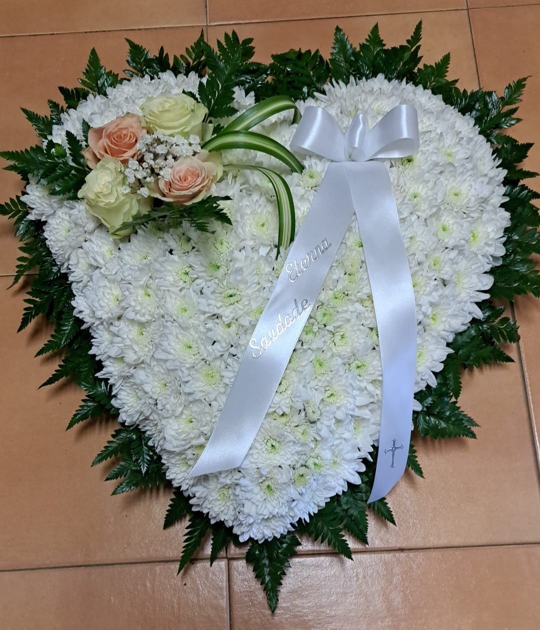 arranjos florais personalizados para cerimónias fúnebres, homenagens e datas comemorativas.