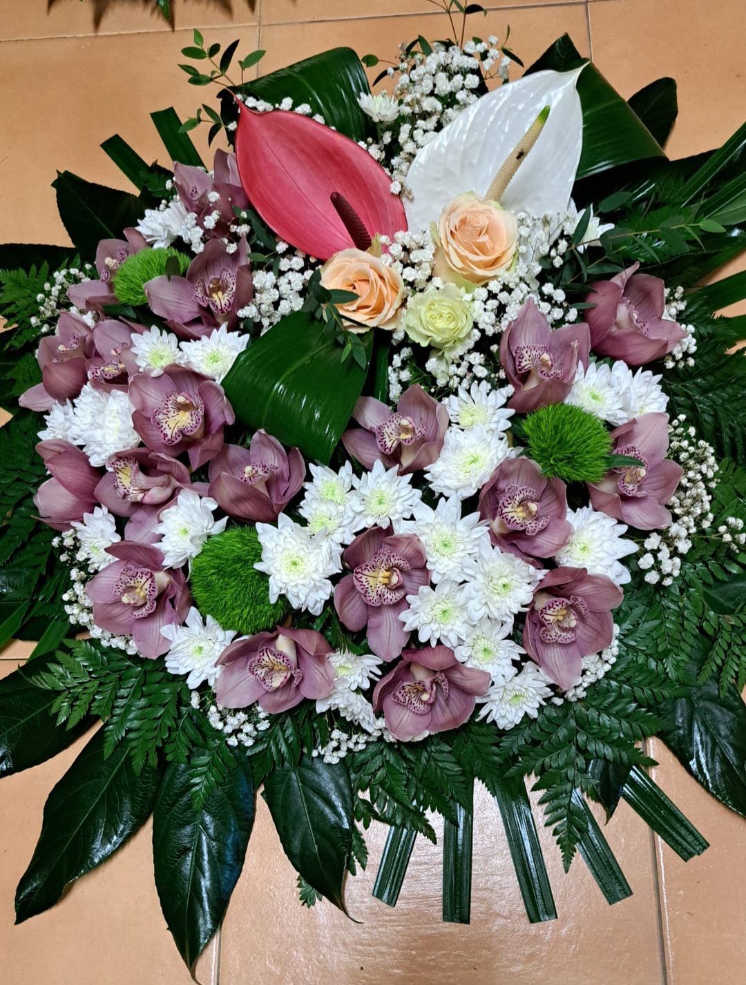 arranjos florais personalizados para cerimónias fúnebres, homenagens e datas comemorativas.