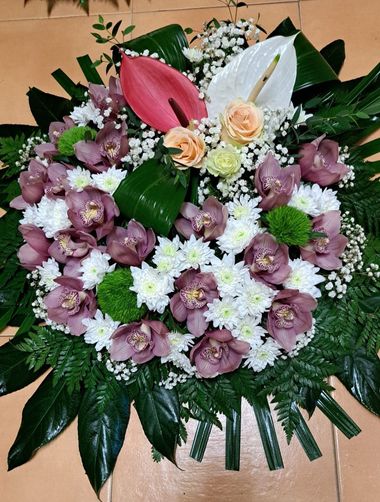 arranjos florais personalizados para cerimónias fúnebres, homenagens e datas comemorativas.