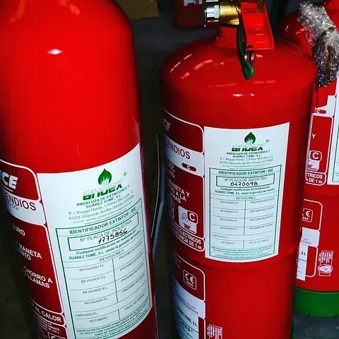 Varios extintores rojos están apilados uno encima del otro