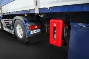 Una caja roja está fijada a la parte trasera de un camión.