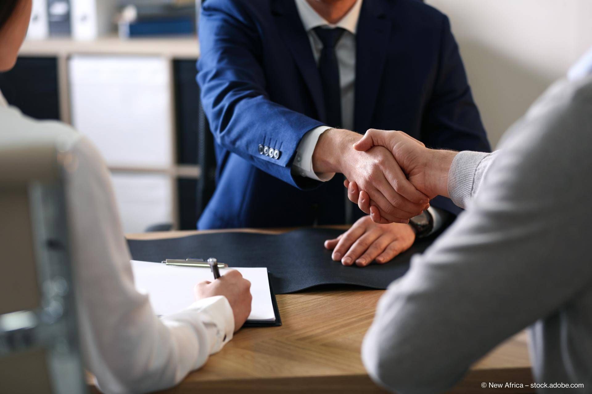 Ein Handschlag zwischen einem Anwalt und seinem Klienten