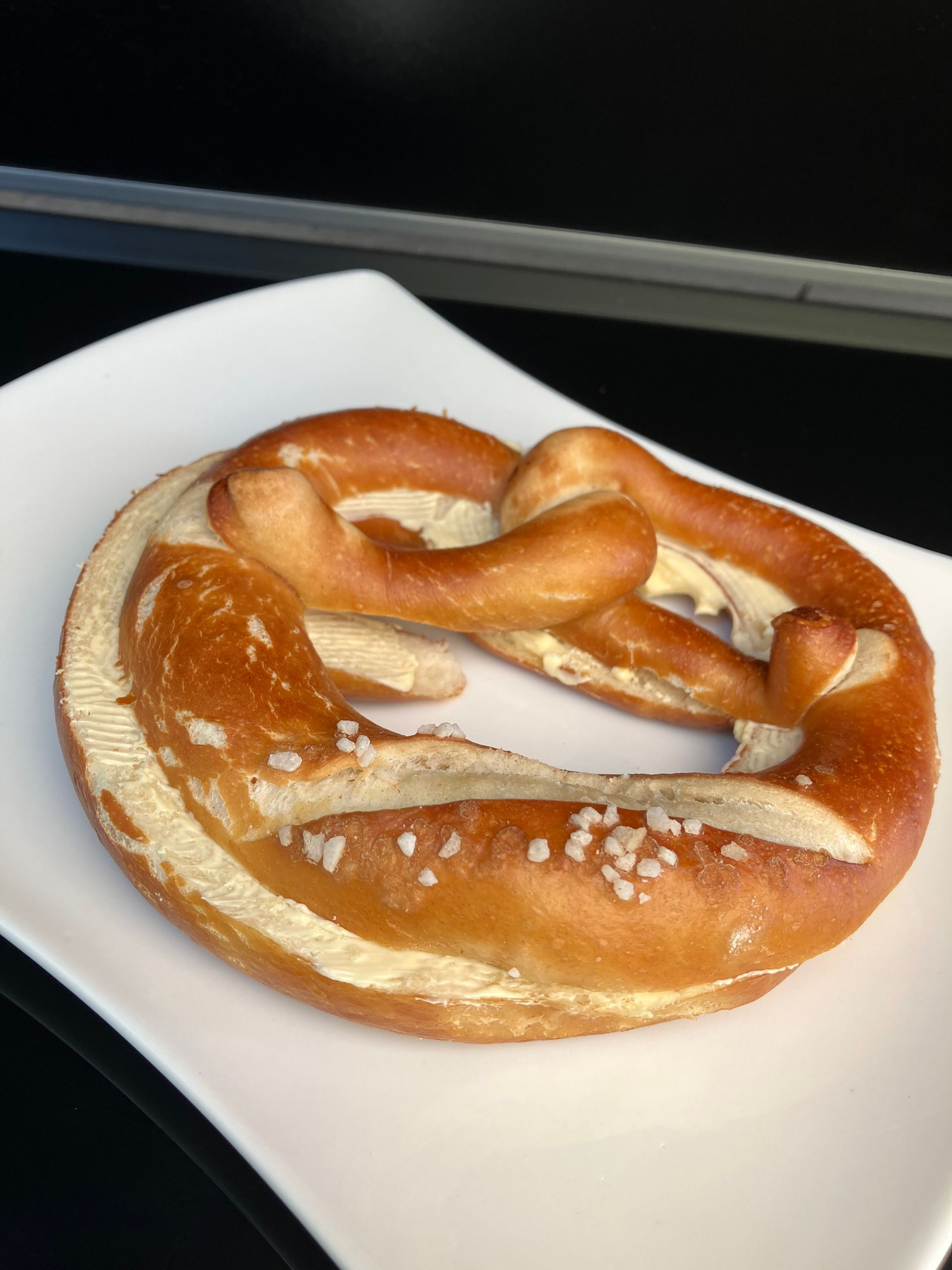 Eine herzförmige Brezel auf einem weißen Teller