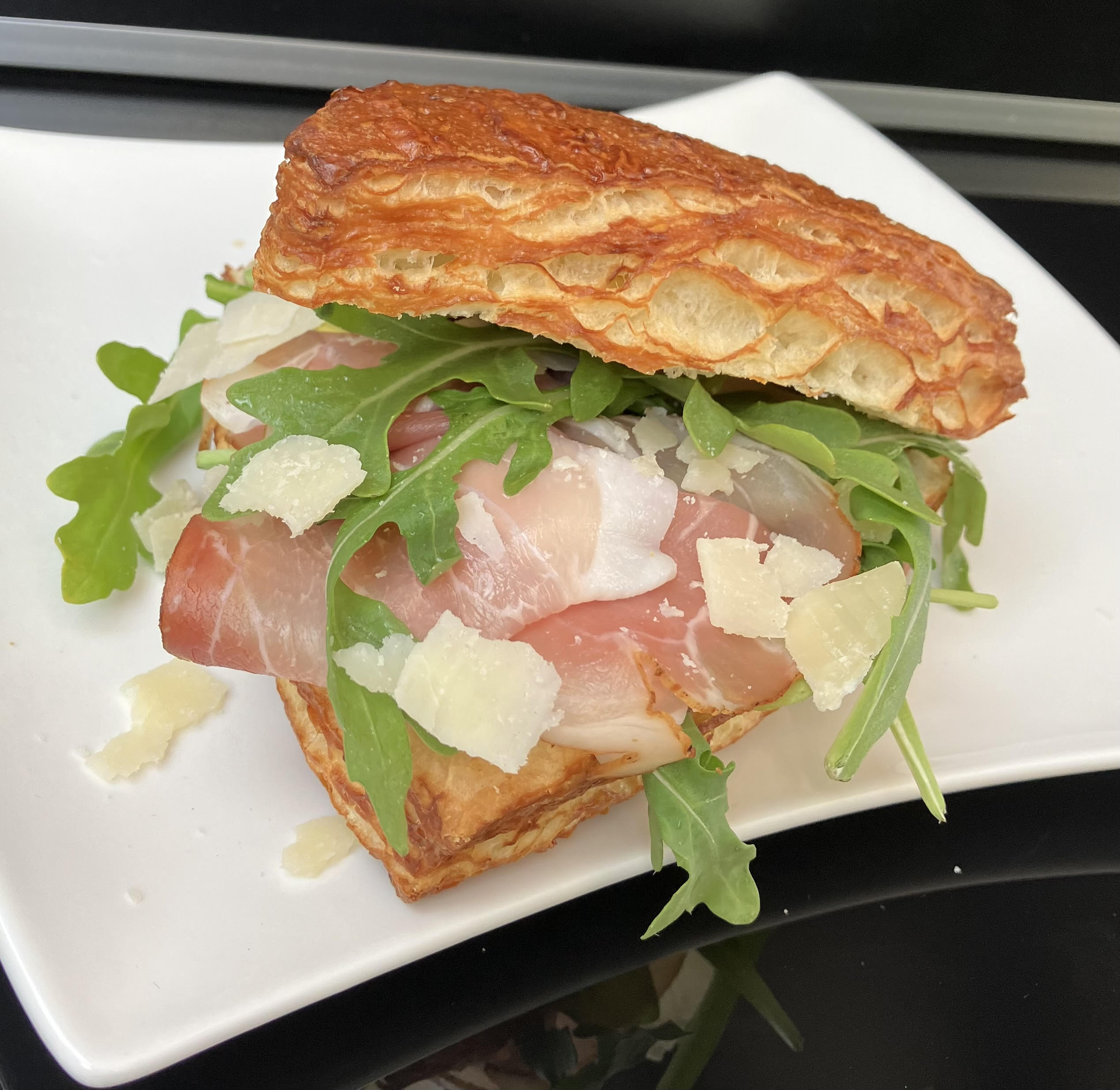 Eine Nahaufnahme von einem Sandwich auf einem weißen Teller