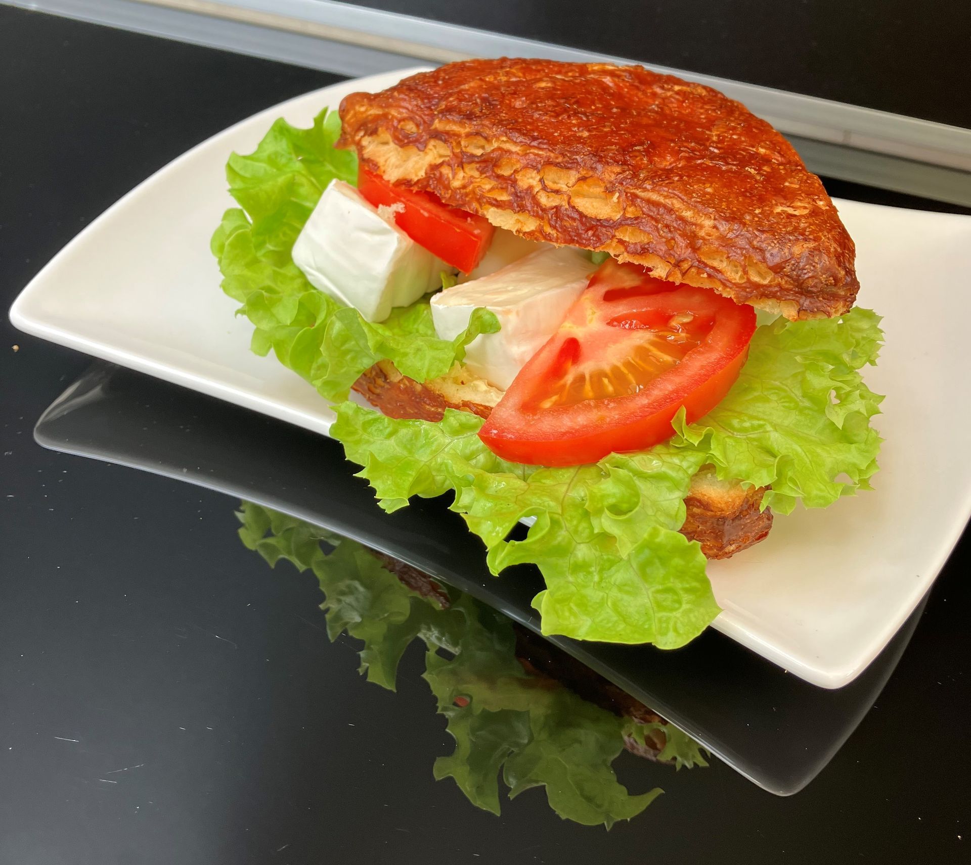 Laugenbrötchen mit Camembert