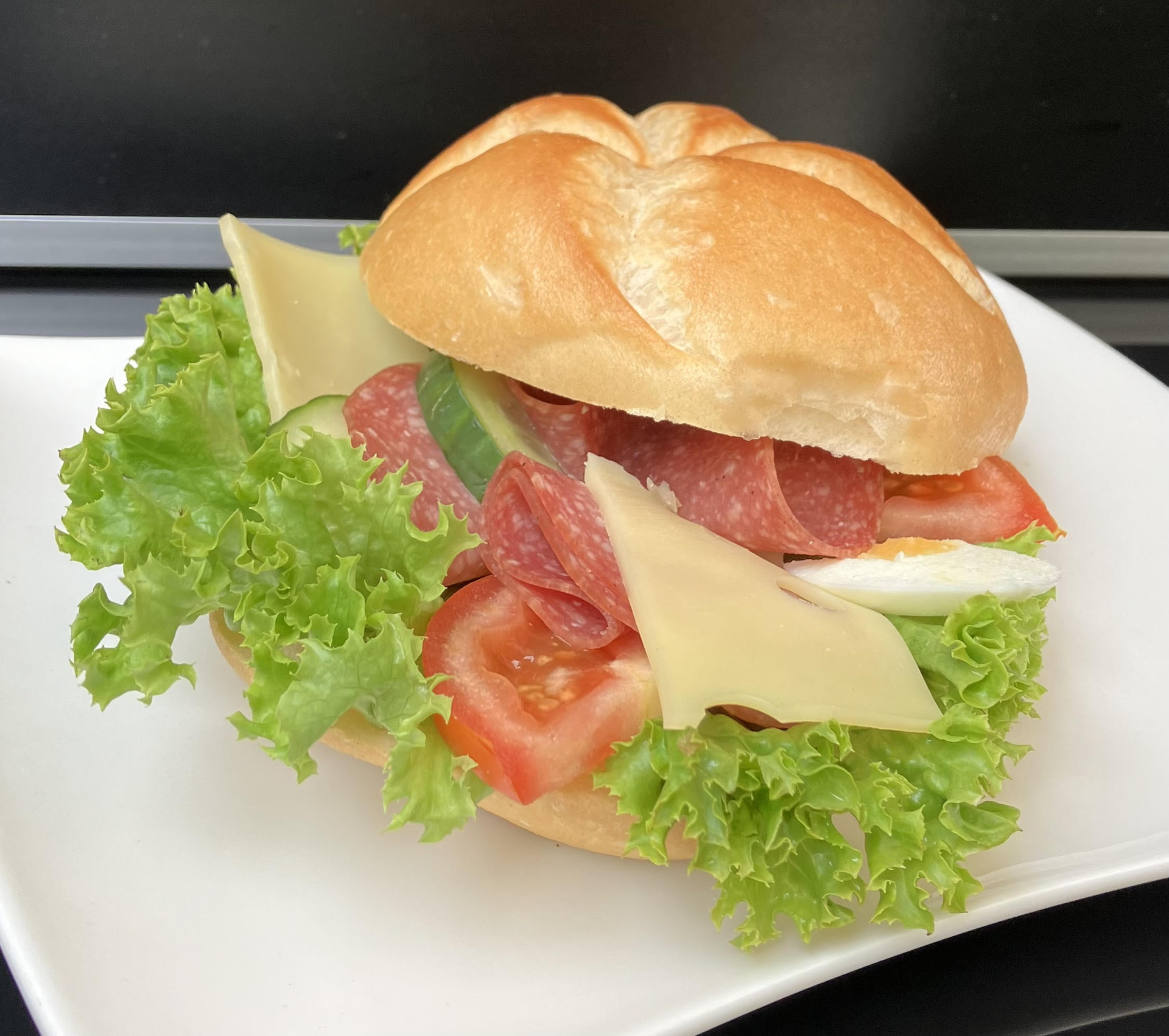 Eine Nahaufnahme von einem Sandwich auf einem weißen Teller