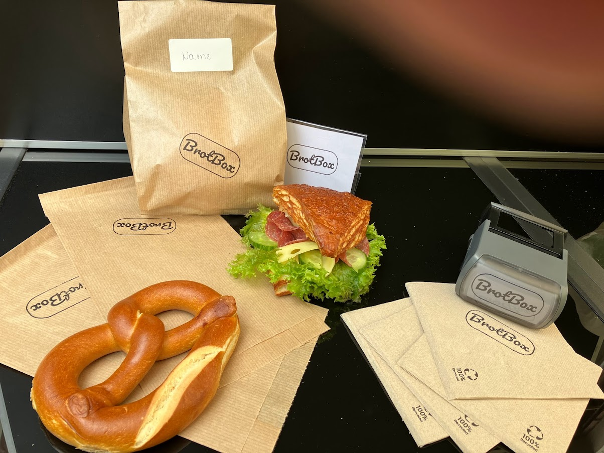 Eine Brezel und ein Sandwich liegen auf einem Tisch