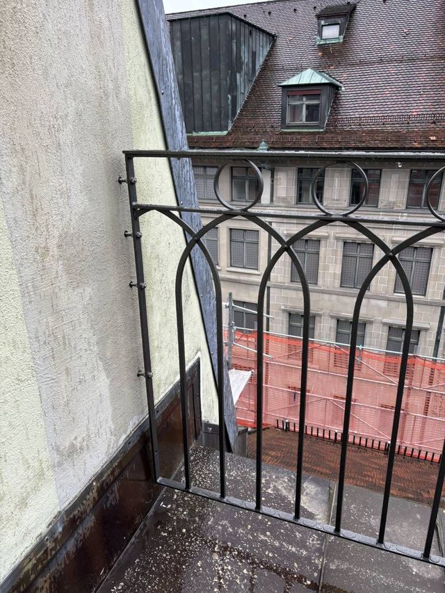 Ein Hammer schmiedet ein Stück glühendes Metall auf einem Amboss.