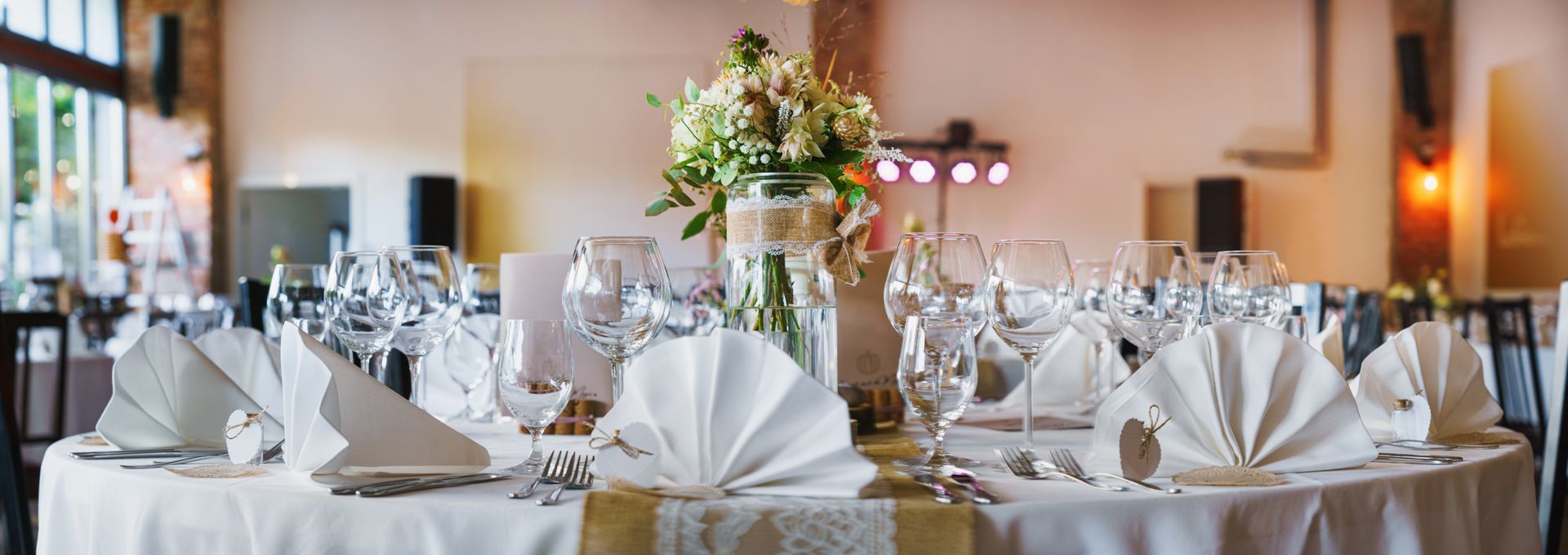 Des tables et des chaises dans la salle des fêtes