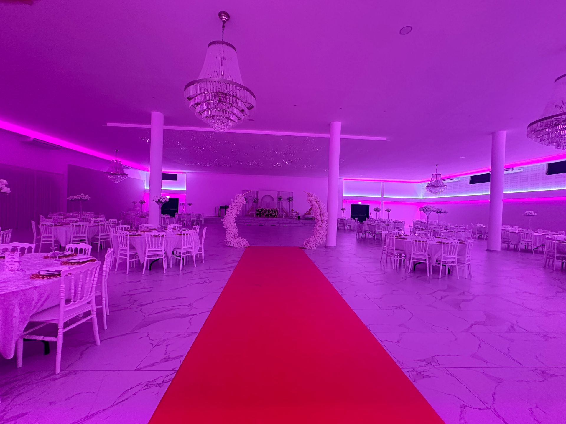 Tapis rouge pour accueillir les mariés