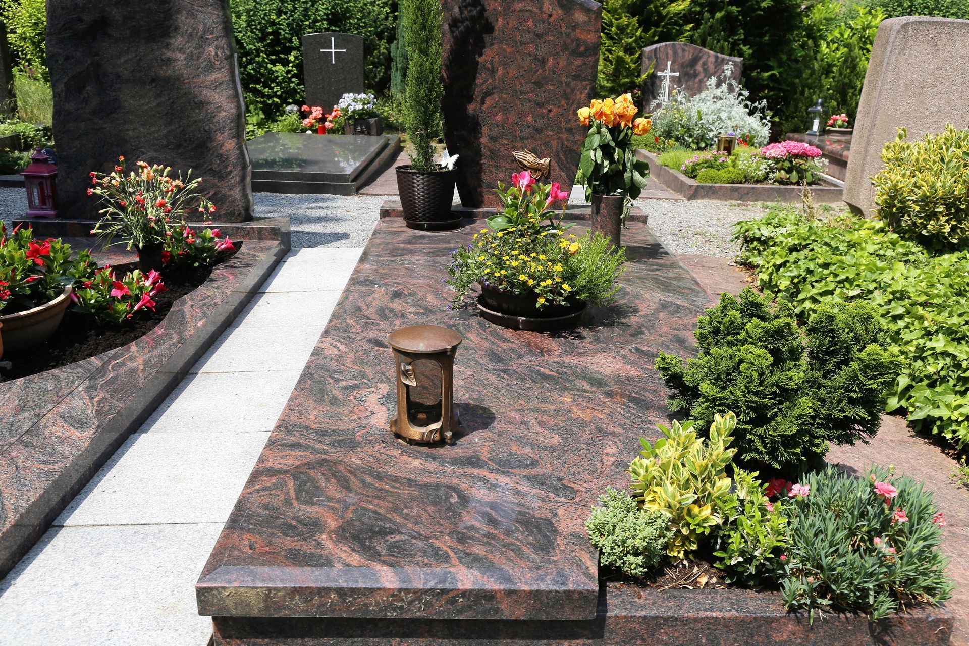 Beau caveau en marbre dans une allée