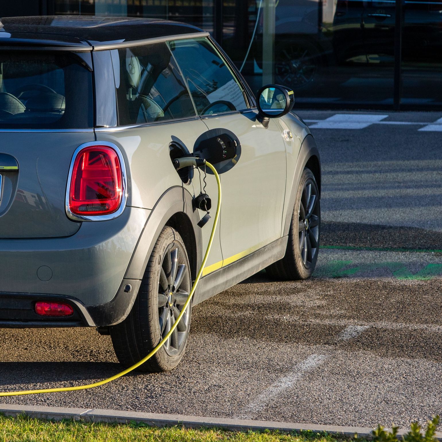 Un véhicule branché par un câble.