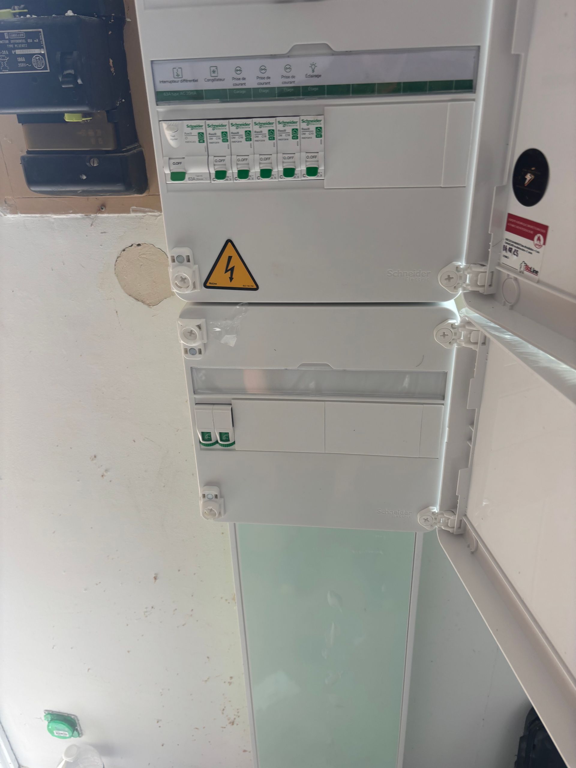 Des unités électriques blanches.