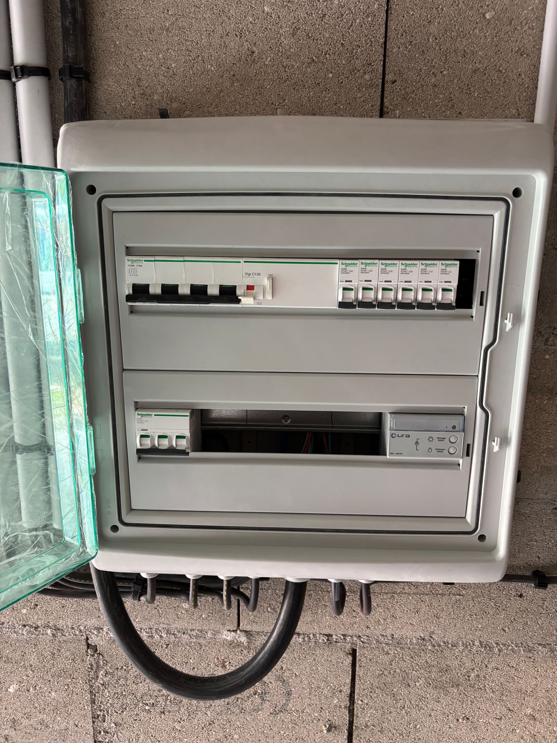 Un panneau électrique blanc.