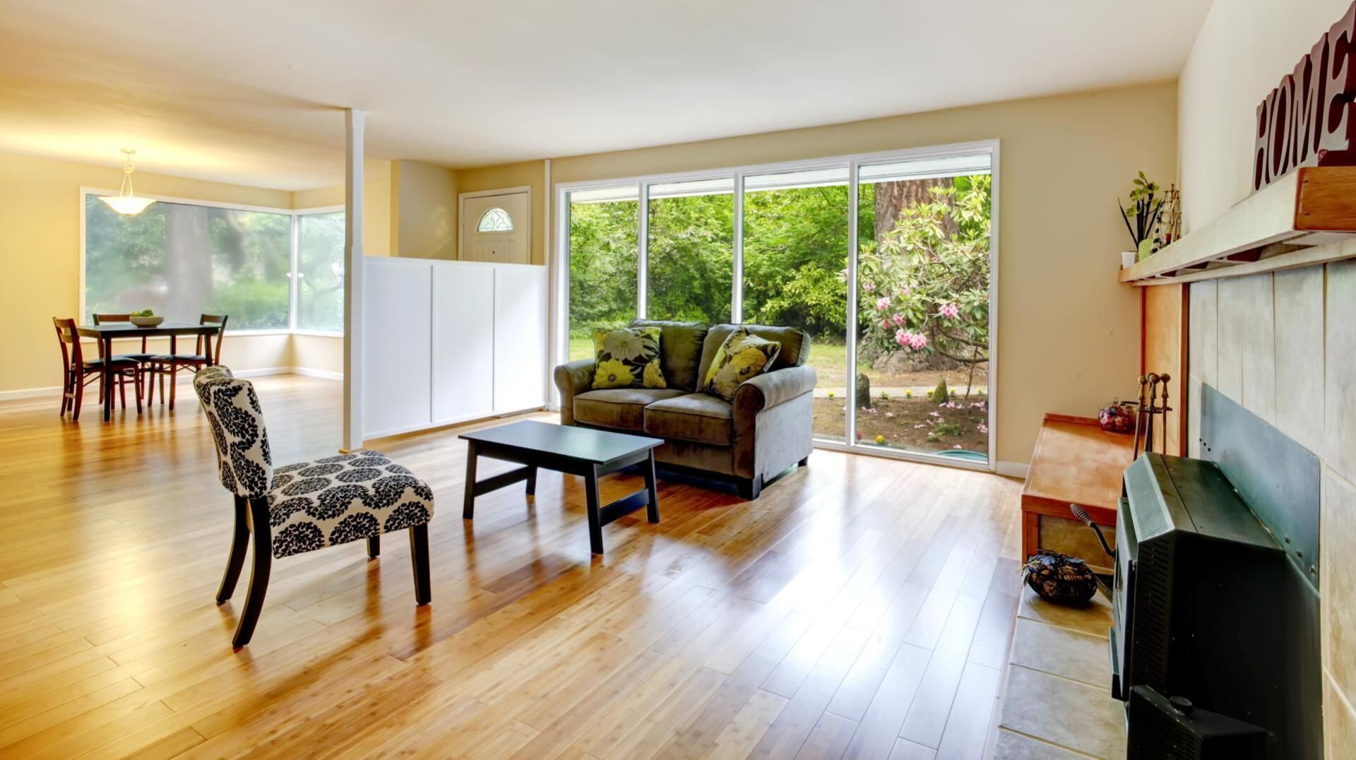 Ein Wohnzimmer mit Couch, Stühlen, Tisch und Kamin.