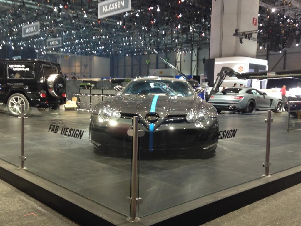 ein Auto auf einer Automesse mit einem Glaszaun umgeben