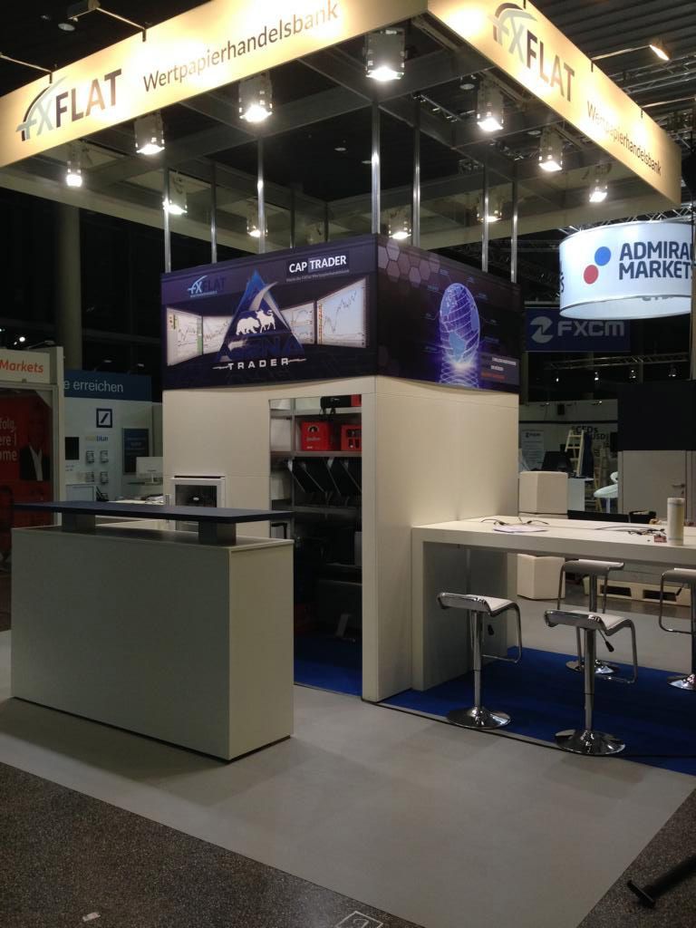 ein kleines weißes Gebäude mit einem Schild darüber , das sagt