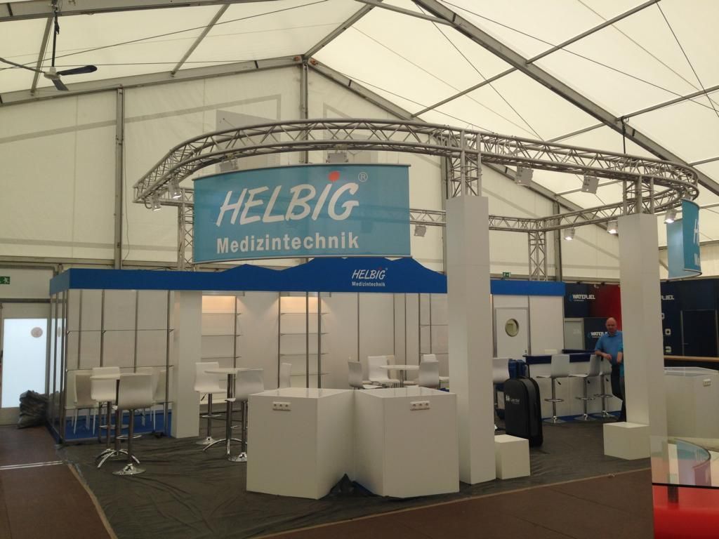 ein hellbig medizinischtechnik steht unter einem weißen Zelt