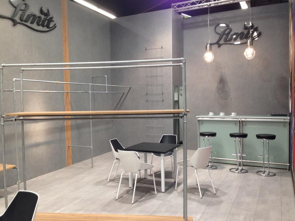 ein Raum mit einem Tisch und Stühlen und einem Schild mit der Aufschrift limit