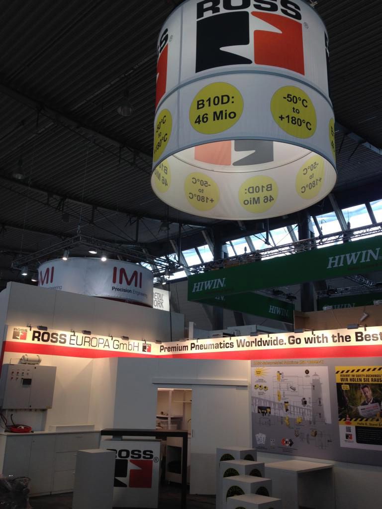 ein ross europa gmbh steht neben einem hiwin-Banner