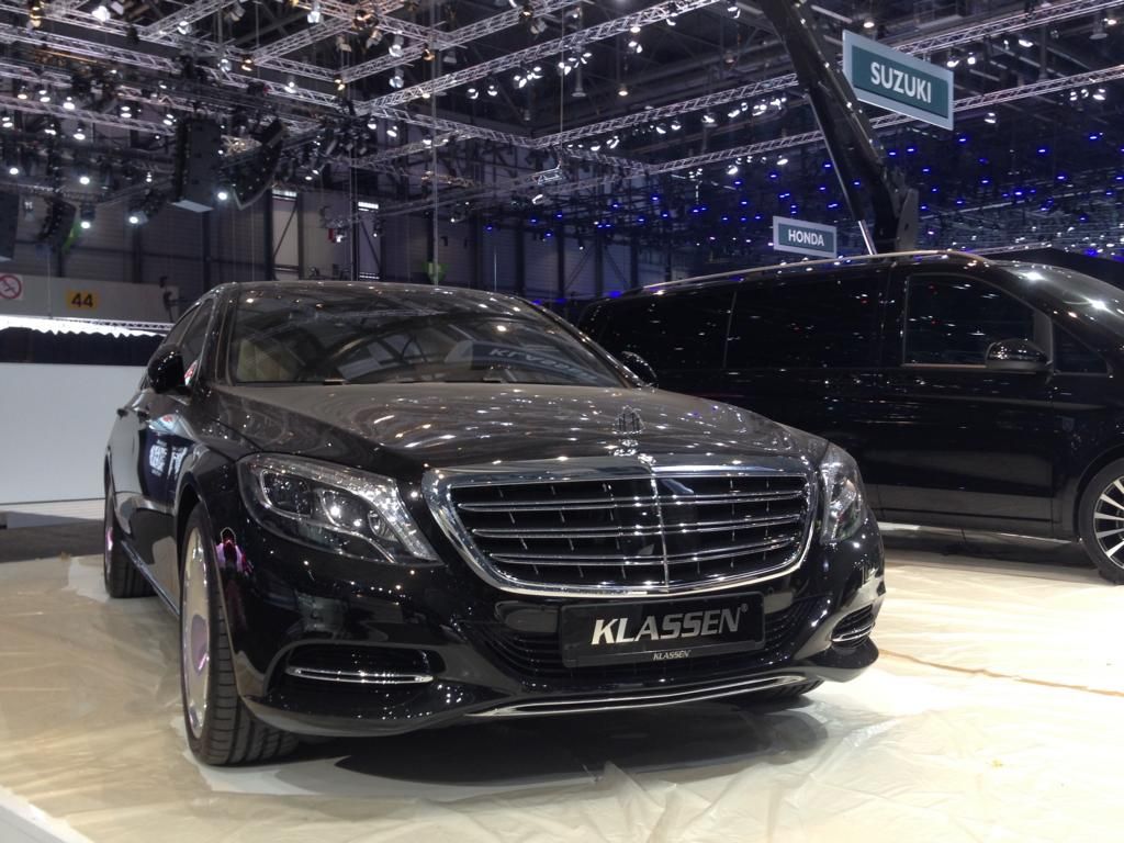 ein schwarzes Auto mit der Aufschrift klassen auf der Motorhaube