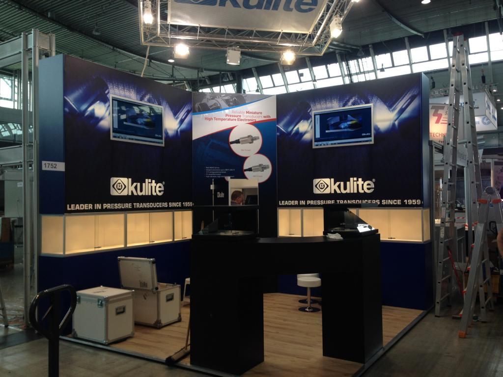 Eine blaue und weiße Werbung für kulite steht in einem Gebäude