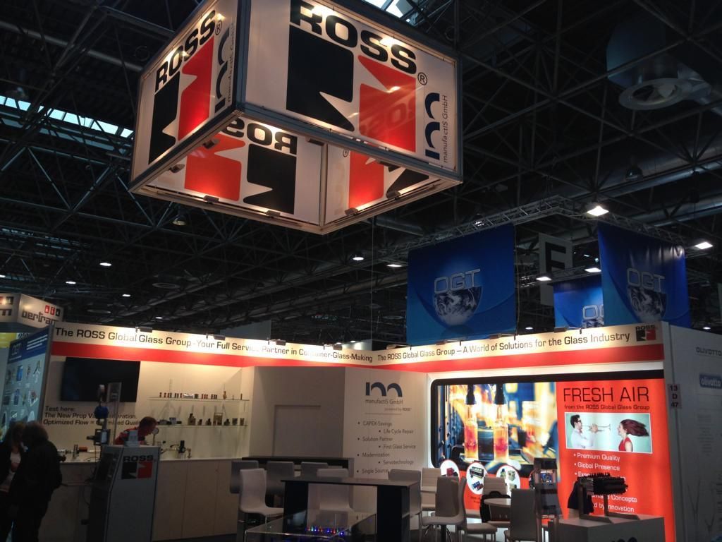 ein riesiges ross-Logo hängt von der Decke