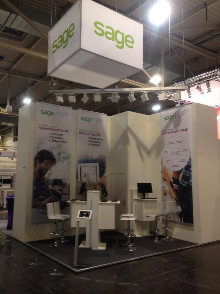 ein sage-Stand in einem Gebäude mit einem großen sage-Zeichen darüber