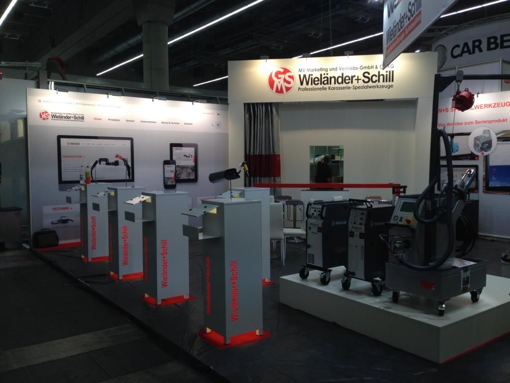 eine Maschine steht auf einem Tisch neben einem Schild mit der Aufschrift wieländer-schill