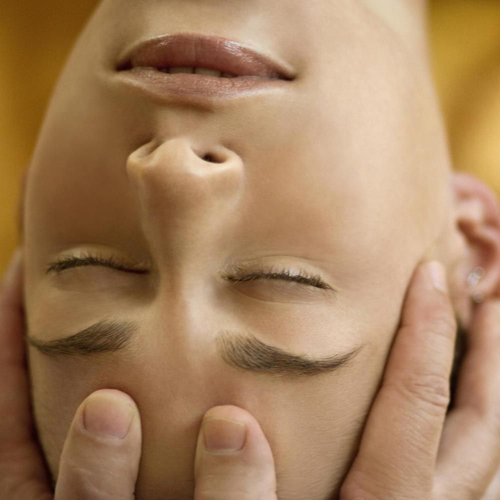 Un primer plano del rostro de una mujer con los ojos cerrados.