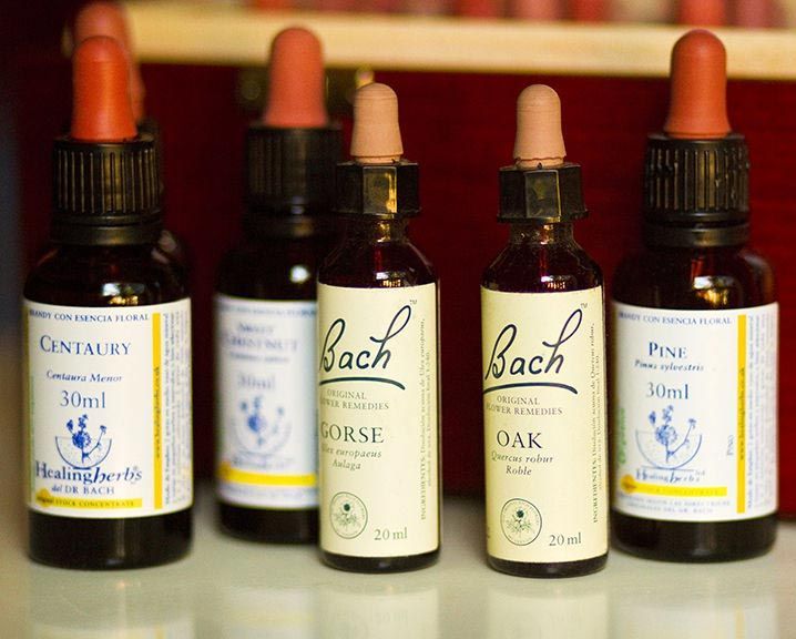 Varias botellas de aceites esenciales de Bach están alineadas sobre una mesa.