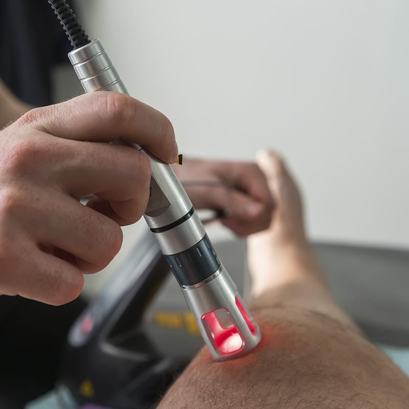 Una persona está recibiendo un tratamiento con láser en la rodilla.