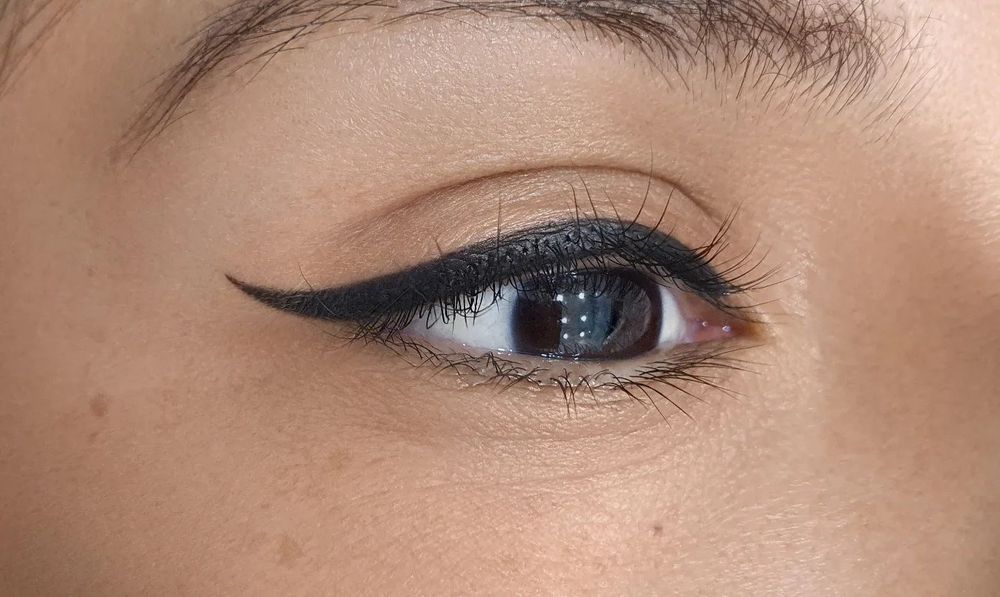 Un primer plano del ojo de una mujer con delineador.