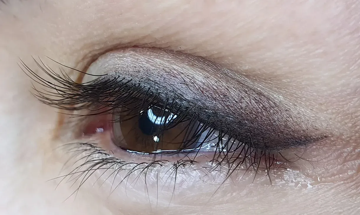 Un primer plano del ojo de una mujer con maquillaje.