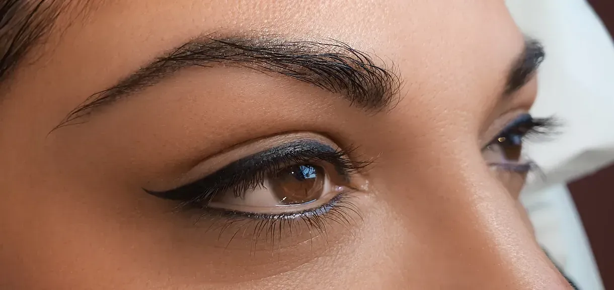 Un primer plano del ojo de una mujer con delineador.