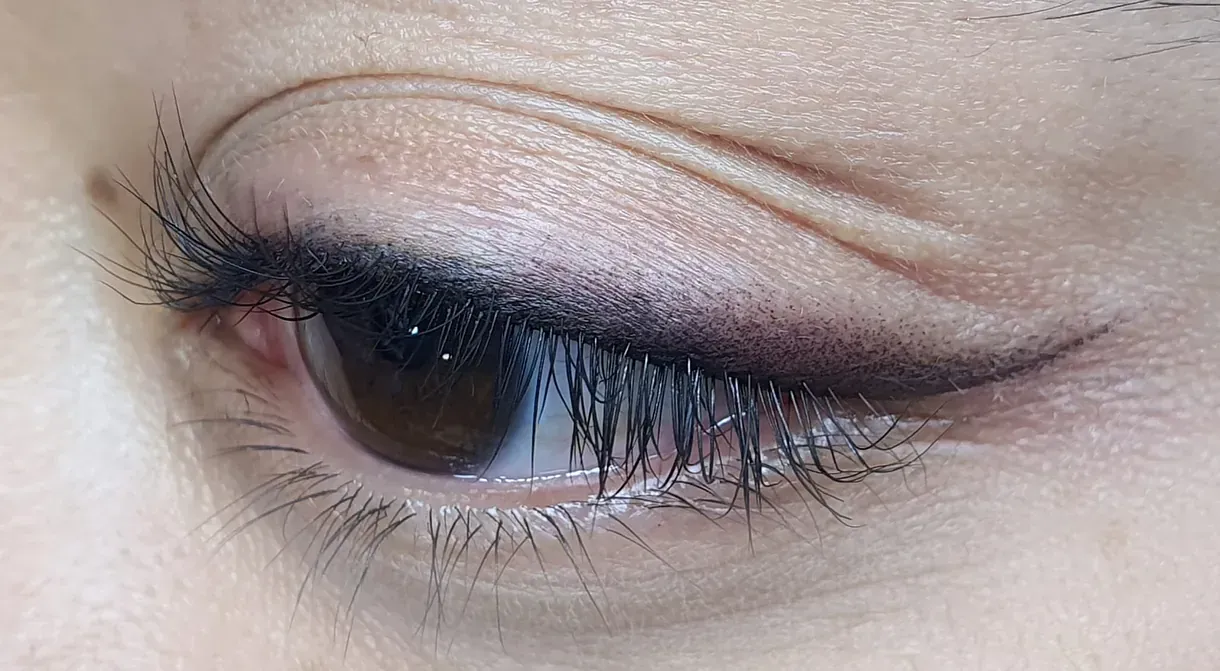 Un primer plano del ojo de una mujer con maquillaje.