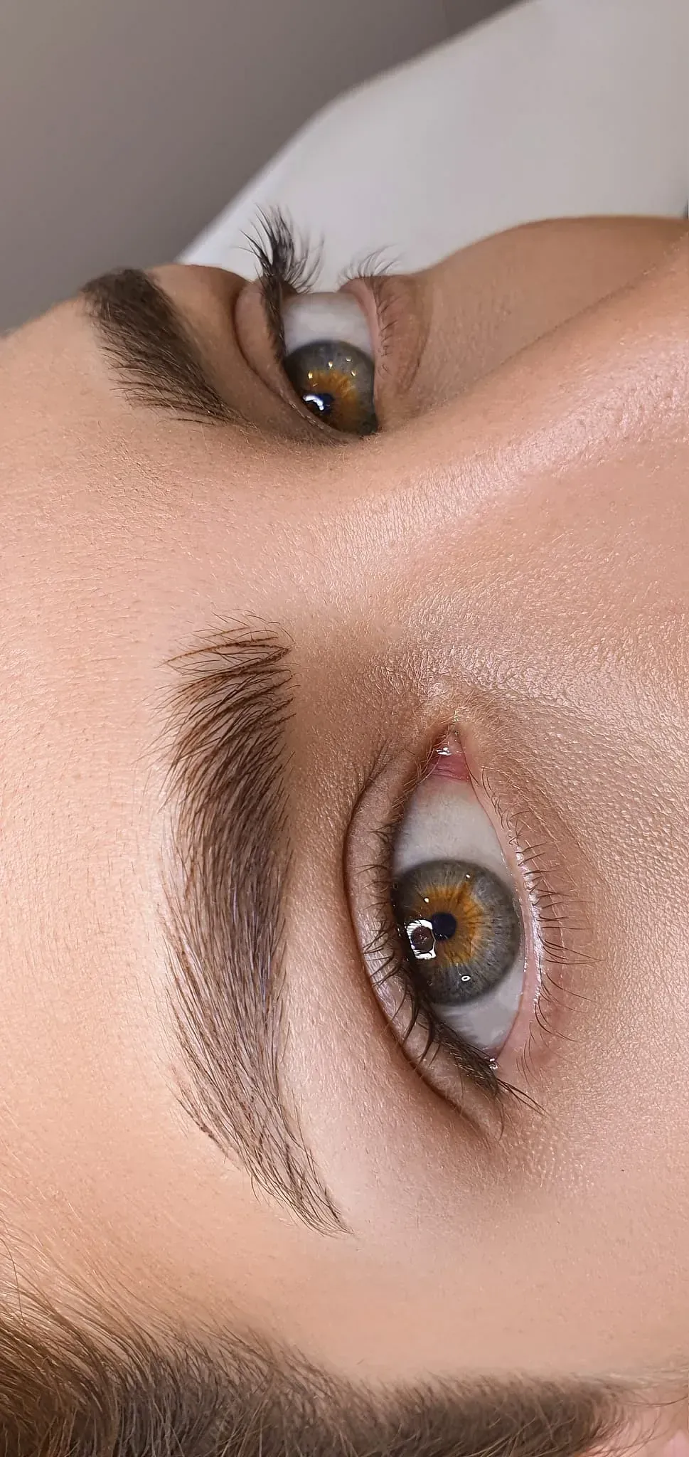 Un primer plano del rostro de una mujer con los ojos cerrados.