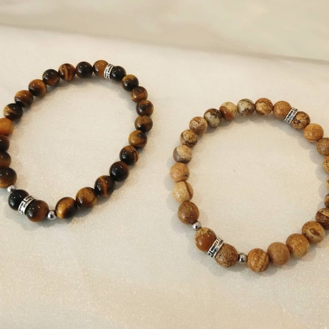 Deux bracelets en perles de pierres naturelles aux teintes brunes et beiges.