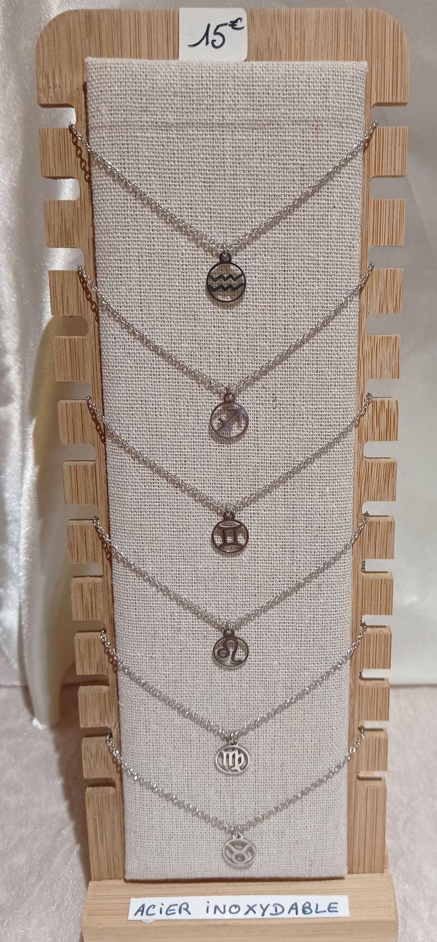 Différents pendentifs en acier inoxydable représentant les signes du zodiaque.