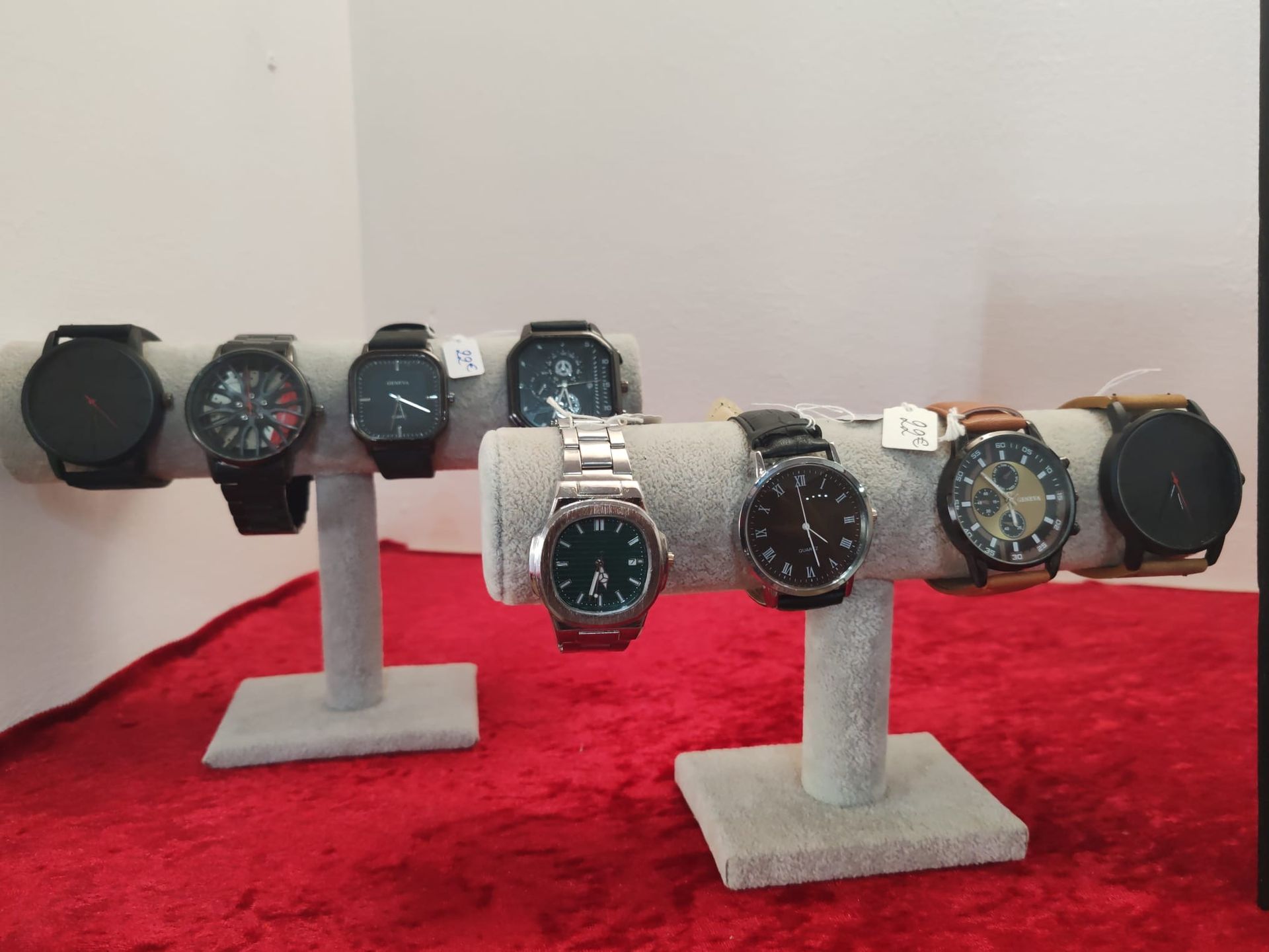 Montres assorties présentées sur des supports gris en tissu.