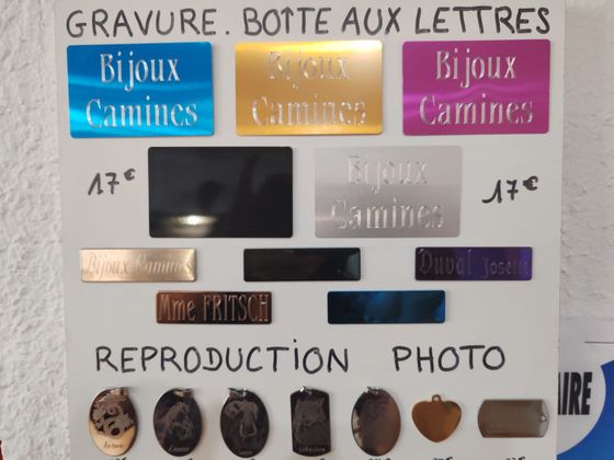 Présentation de plaques métalliques gravées et imprimées pour des boîtes aux lettres.