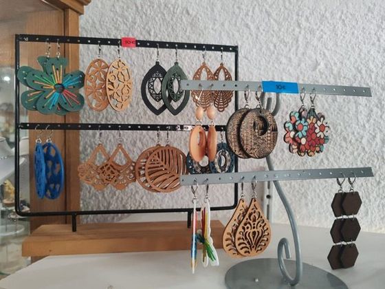 Présentoirs décoratifs avec un assortiment de boucles d'oreilles fantaisie.