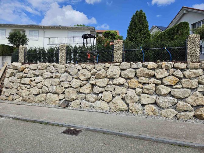 Mauer aus Naturstein