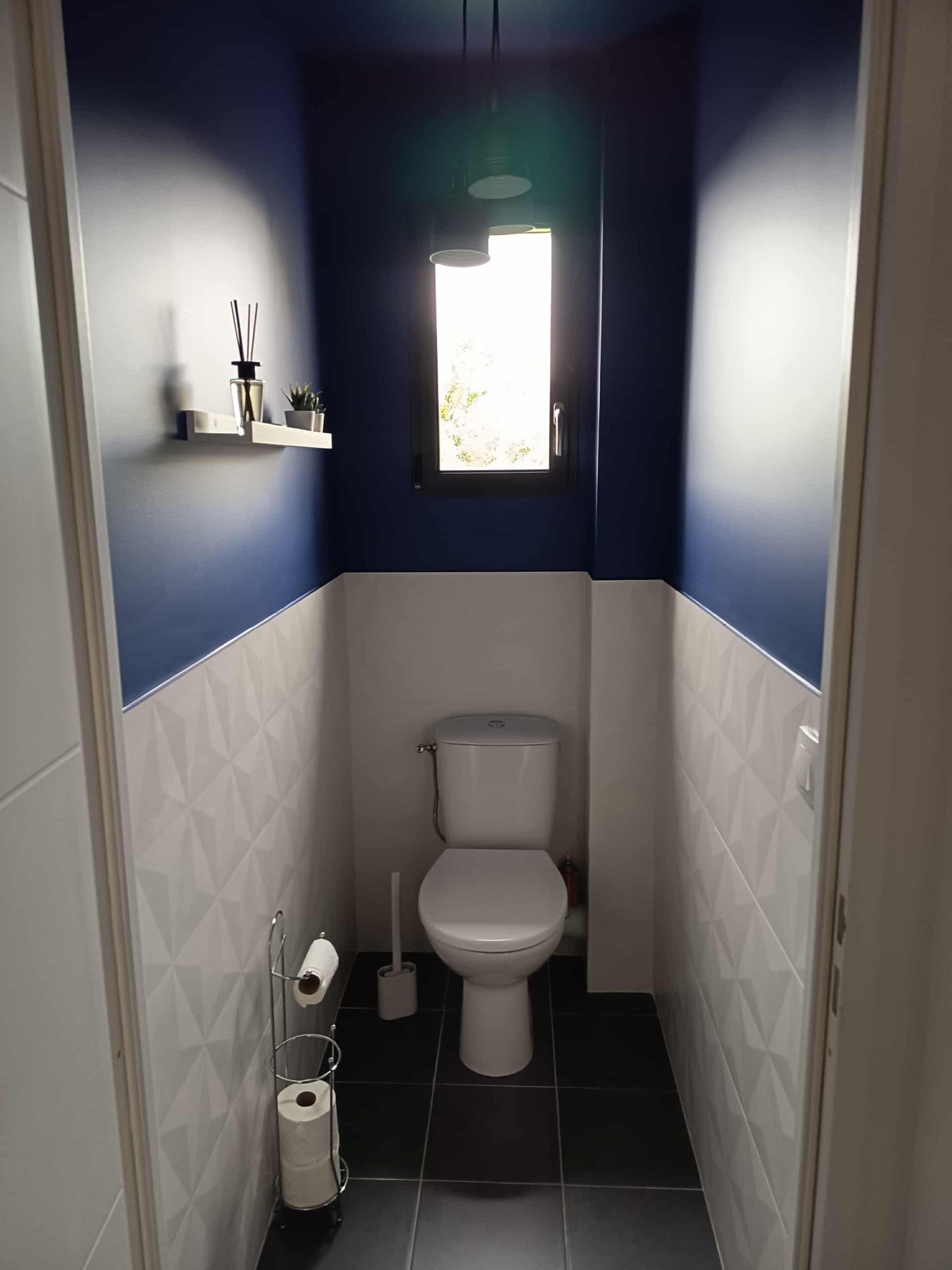 Toilettes avec un mur peint en bleu
