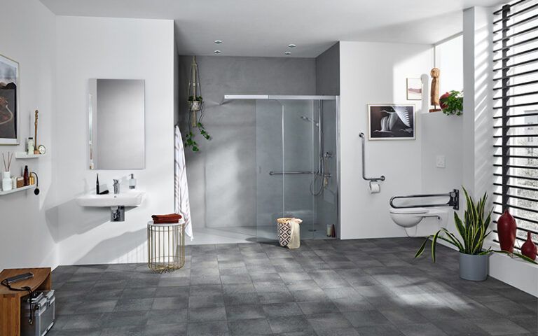 Barrierefreies modernes Badezimmer