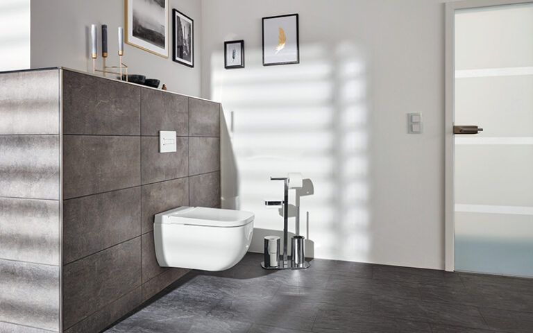 Saniertes Badezimmer mit moderner Gestaltung