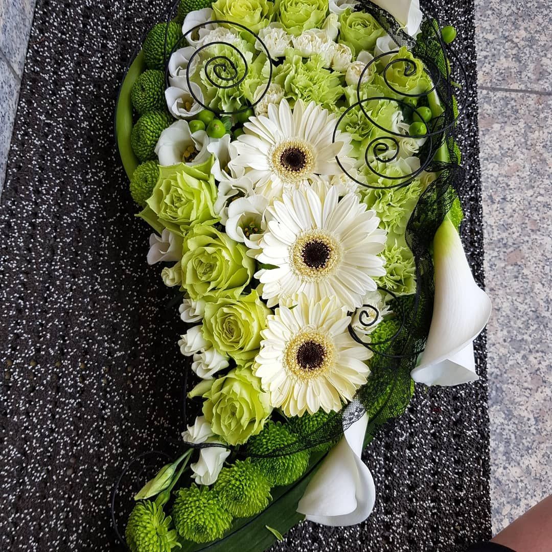 Ein Strauß grüner und weißer Blumen auf einem Tisch