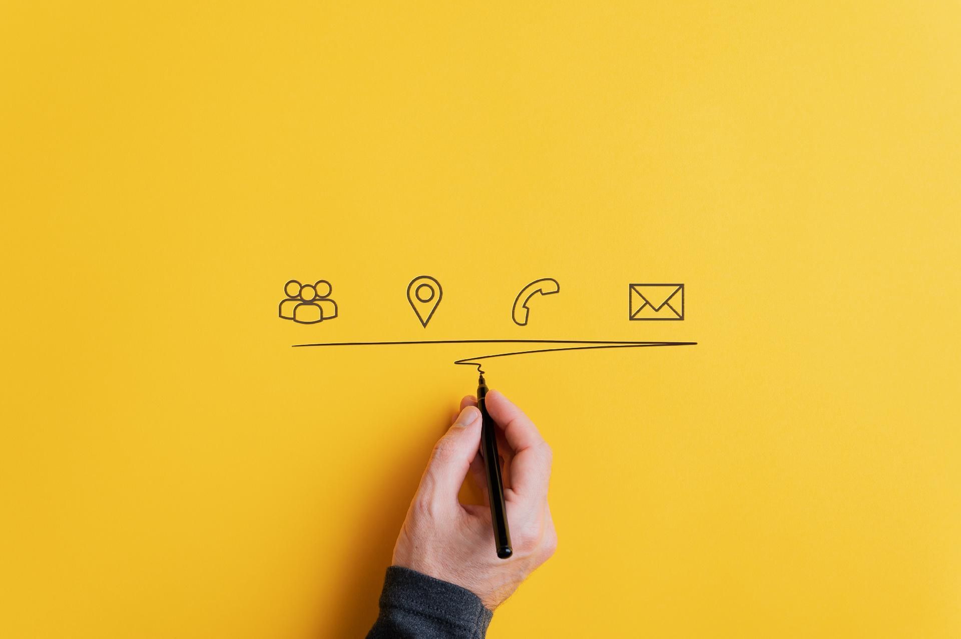 Illustration zum Thema Kontaktmöglichkeiten mit Symbolen für Team, Adresse, Telefon und E-Mail auf gelbem Grund.