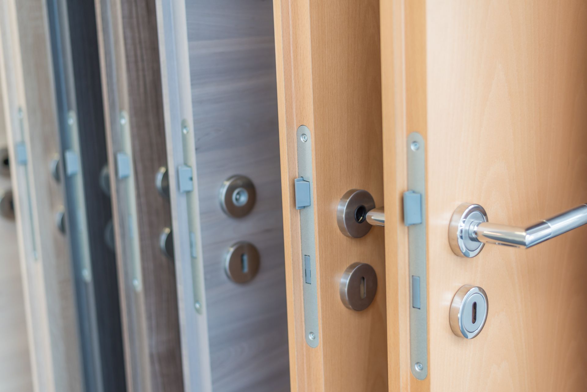Différentes portes disponibles dans un showroom